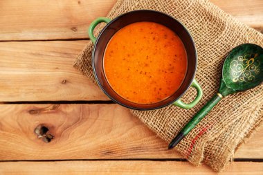 Tuval üzerine ahşap bir masa üzerinde mercimek çorbası