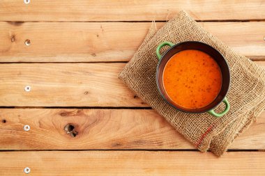 Tuval üzerine ahşap bir masa üzerinde mercimek çorbası