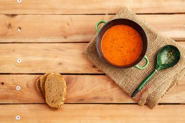 Tuval üzerine ahşap bir masa üzerinde mercimek çorbası