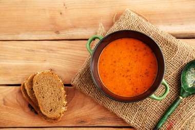 Tuval üzerine ahşap bir masa üzerinde mercimek çorbası