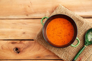 Tuval üzerine ahşap bir masa üzerinde mercimek çorbası