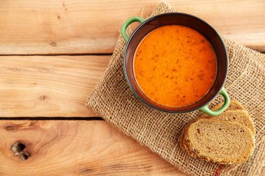 Tuval üzerine ahşap bir masa üzerinde mercimek çorbası