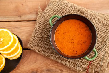 Tuval üzerine ahşap bir masa üzerinde mercimek çorbası