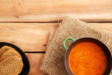 Tuval üzerine ahşap bir masa üzerinde mercimek çorbası