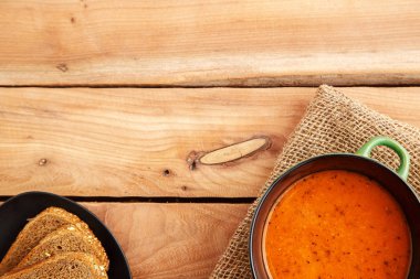 Tuval üzerine ahşap bir masa üzerinde mercimek çorbası