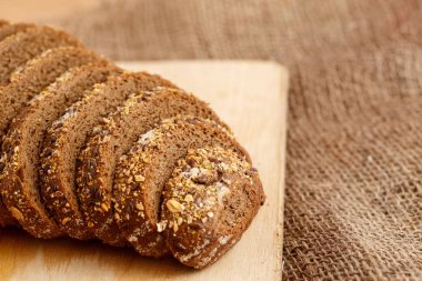 Metin için yer ahşap bir zemin üzerine ahşap bir stand tahıl taneleri ile çavdar ekmeği