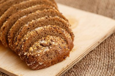 Metin için yer ahşap bir zemin üzerine ahşap bir stand tahıl taneleri ile çavdar ekmeği