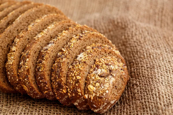 Pane Segale Con Chicchi Cereali Supporto Legno Uno Sfondo Legno — Foto Stock