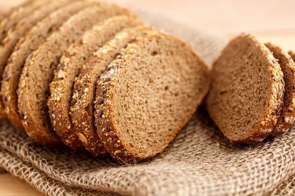 Pane Segale Con Chicchi Cereali Supporto Legno Uno Sfondo Legno — Foto Stock