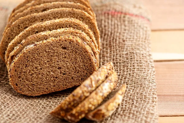 Roggebrood Met Korrels Van Granen Een Houten Tribune Een Houten — Stockfoto