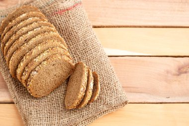 Metin için yer ahşap bir zemin üzerine ahşap bir stand tahıl taneleri ile çavdar ekmeği