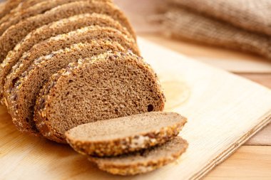 Metin için yer ahşap bir zemin üzerine ahşap bir stand tahıl taneleri ile çavdar ekmeği