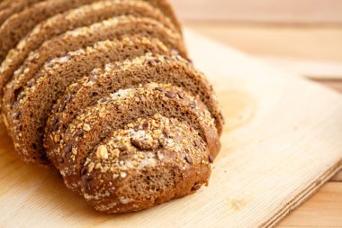 Metin için yer ahşap bir zemin üzerine ahşap bir stand tahıl taneleri ile çavdar ekmeği