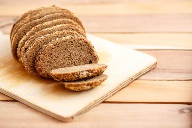 Metin için yer ahşap bir zemin üzerine ahşap bir stand tahıl taneleri ile çavdar ekmeği