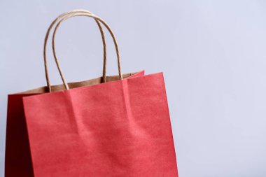 Kağıt torba katı izole arka plan üzerinde. Yan görünüm
