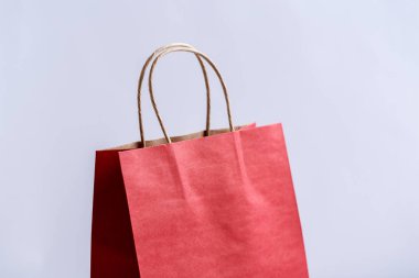 Kağıt torba katı izole arka plan üzerinde. Yan görünüm