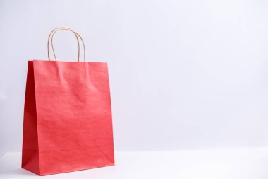 Kağıt torba katı izole arka plan üzerinde. Yan görünüm