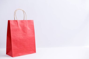 Kağıt torba katı izole arka plan üzerinde. Yan görünüm