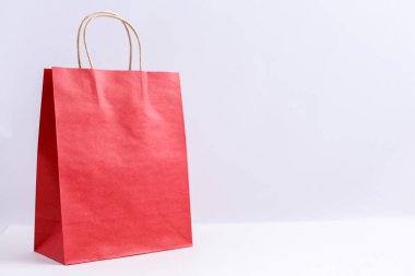 Kağıt torba katı izole arka plan üzerinde. Yan görünüm