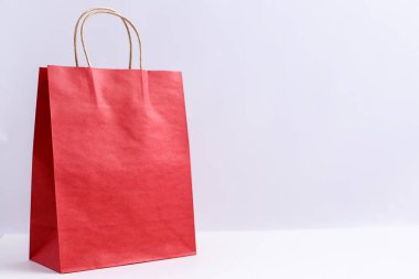 Kağıt torba katı izole arka plan üzerinde. Yan görünüm