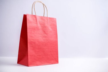 Kağıt torba katı izole arka plan üzerinde. Yan görünüm