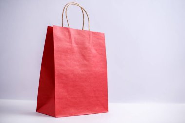 Kağıt torba katı izole arka plan üzerinde. Yan görünüm