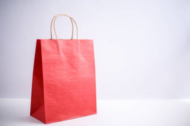 Kağıt torba katı izole arka plan üzerinde. Yan görünüm