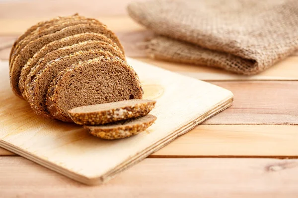 Pane Segale Con Chicchi Cereali Supporto Legno Uno Sfondo Legno — Foto Stock