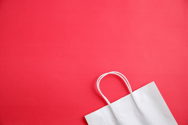 Бумажные пакеты на сплошном изолированном фоне. Вид сверху
