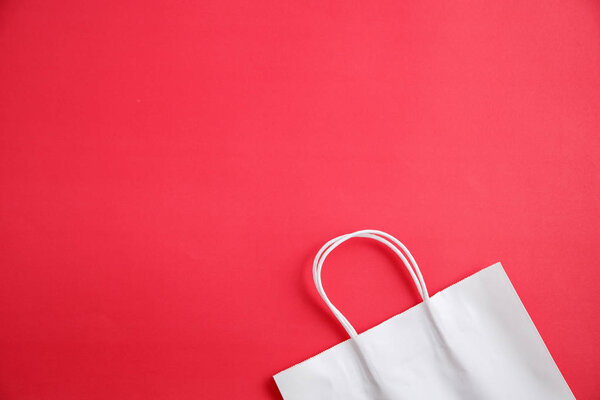 Бумажные пакеты на сплошном изолированном фоне. Вид сверху
