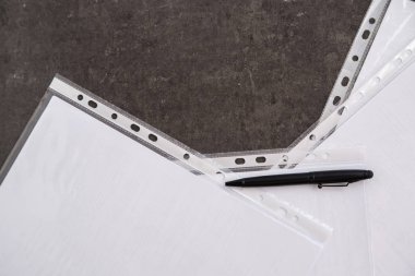 belgelerdeki gri mermer zemin üzerine siyah kalem. Üstten Görünüm