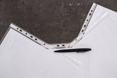 belgelerdeki gri mermer zemin üzerine siyah kalem. Üstten Görünüm