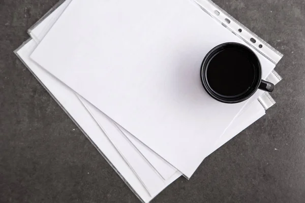 Zwarte Kop Met Koffie Documenten Grijs Marmeren Achtergrond Bovenaanzicht — Stockfoto