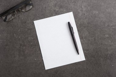 Belgelerdeki gri mermer zemin üzerine siyah kalem
