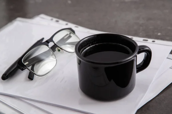 Taza Negra Café Pluma Negra Documentos Sobre Fondo Mármol Gris —  Fotos de Stock