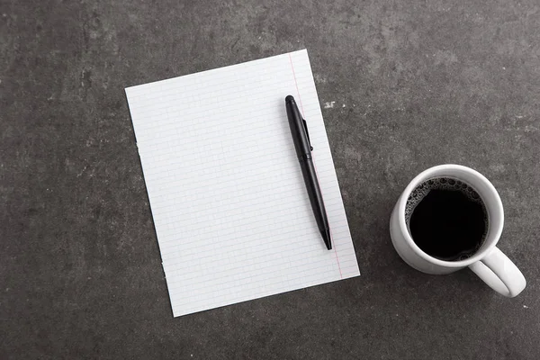 Μαύρο Φλιτζάνι Καφέ Και Μαύρο Στυλό Πάνω Έγγραφα Γκρι Φόντο — Φωτογραφία Αρχείου