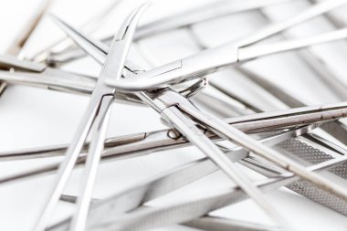 Vintage tıp aletleri, neşter, makas, klipler ve cımbız beyaz izole arka planda