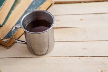 İçki, vintage gözlük ve ahşap zemin üzerine kitaplar vintage Vintage kupa. Üstten Görünüm