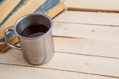 İçki, vintage gözlük ve ahşap zemin üzerine kitaplar vintage Vintage kupa. Üstten Görünüm