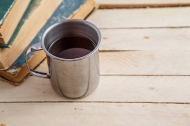 İçki, vintage gözlük ve ahşap zemin üzerine kitaplar vintage Vintage kupa. Üstten Görünüm