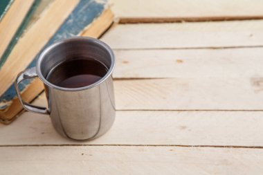 İçki, vintage gözlük ve ahşap zemin üzerine kitaplar vintage Vintage kupa. Üstten Görünüm