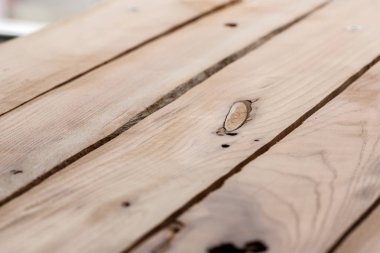 Güneş ışığı altında güzel bir doku ile ahşap plakalar