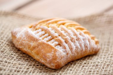 Tuval üzerine ahşap bir masa üzerinde süzme peynir ile pasta