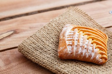 Tuval üzerine ahşap bir masa üzerinde süzme peynir ile pasta