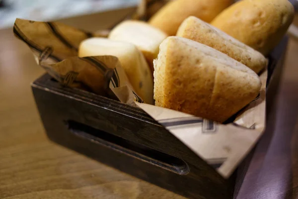 ขนมป งอร อยในตะกร าไม บนโต ะไม — ภาพถ่ายสต็อก