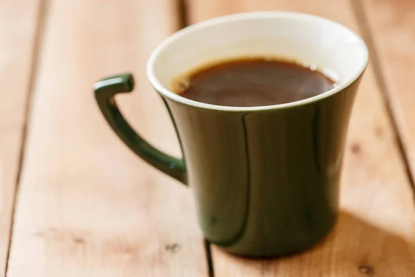 Ochtends Koffie Een Donker Groene Stijlvolle Cup Een Houten Getextureerde — Stockfoto