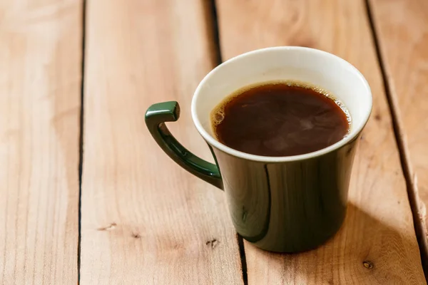 Πρωινός Καφές Ένα Σκούρο Πράσινο Κομψό Κύπελλο Μια Ξύλινη Υφή — Φωτογραφία Αρχείου