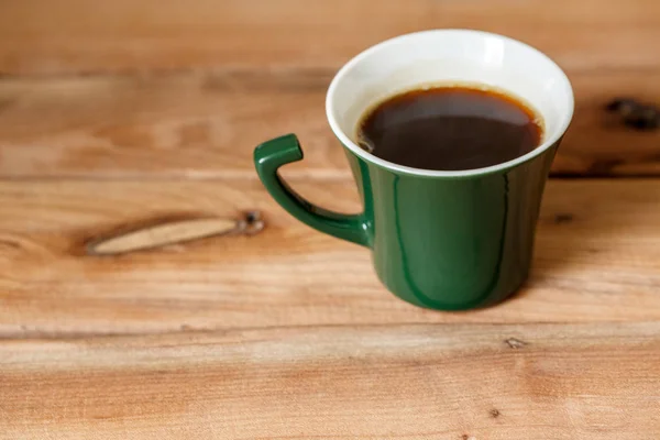 Πρωινός Καφές Ένα Σκούρο Πράσινο Κομψό Κύπελλο Μια Ξύλινη Υφή — Φωτογραφία Αρχείου