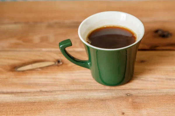 Ochtends Koffie Een Donker Groene Stijlvolle Cup Een Houten Getextureerde — Stockfoto