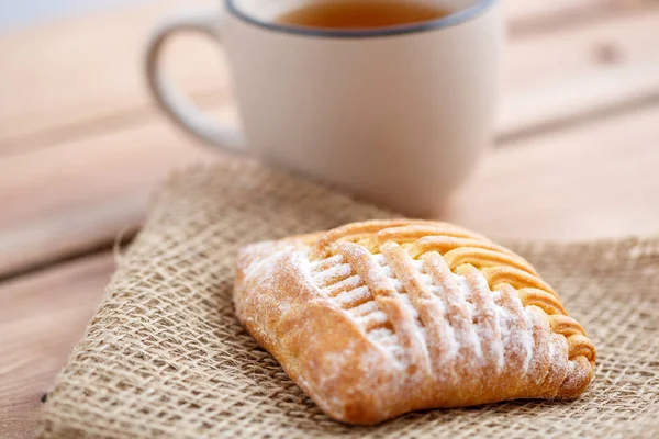 Bolo Com Queijo Cottage Tela Uma Mesa Madeira — Fotografia de Stock